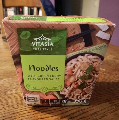 Noodles with green curry flavoured sauce